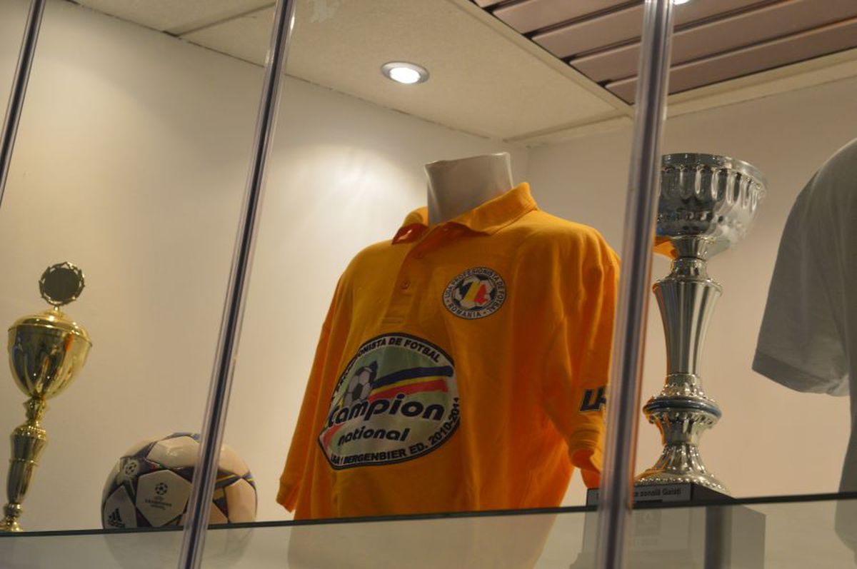 Stadion Oțelul Galați + vitrina cu trofee