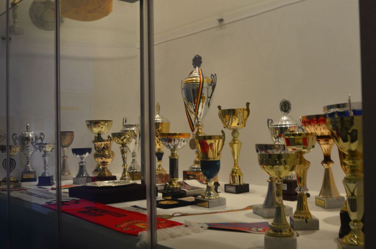 Stadion Oțelul Galați + vitrina cu trofee