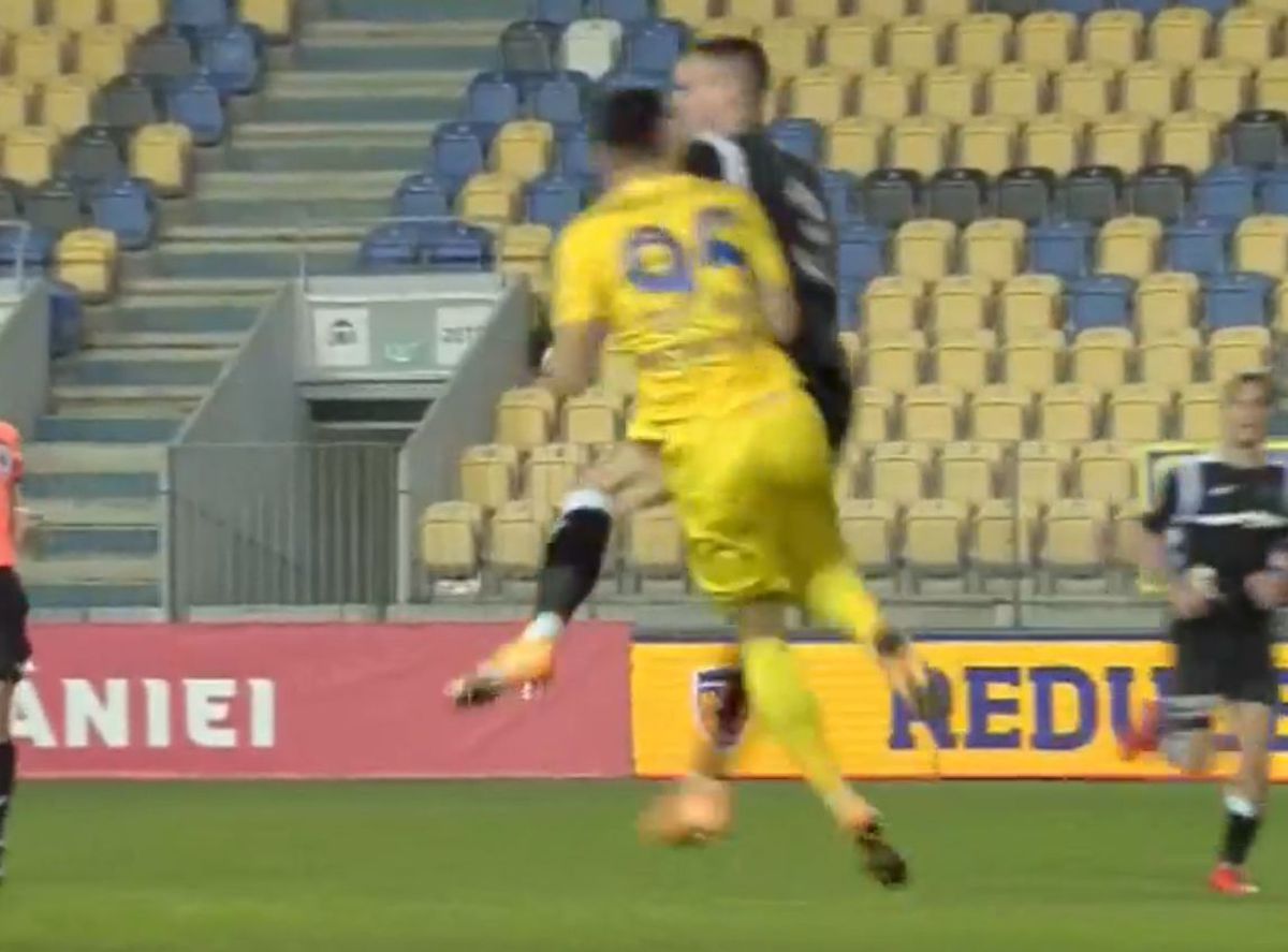 FOTO. Fault sângeros în Cupa României » Petrolul - Iași, întrerupt 4 minute: „E de ROȘU!”