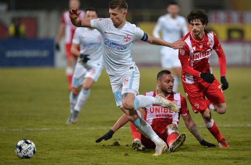 Jucătorii lui Dinamo nu intră nici pentru derby-ul cu FCSB în cantonament. În altă ordine de idei, noua achiziție Jonathan Morsay (23 de ani, extremă stânga) are șanse mari să debuteze la „câini”.