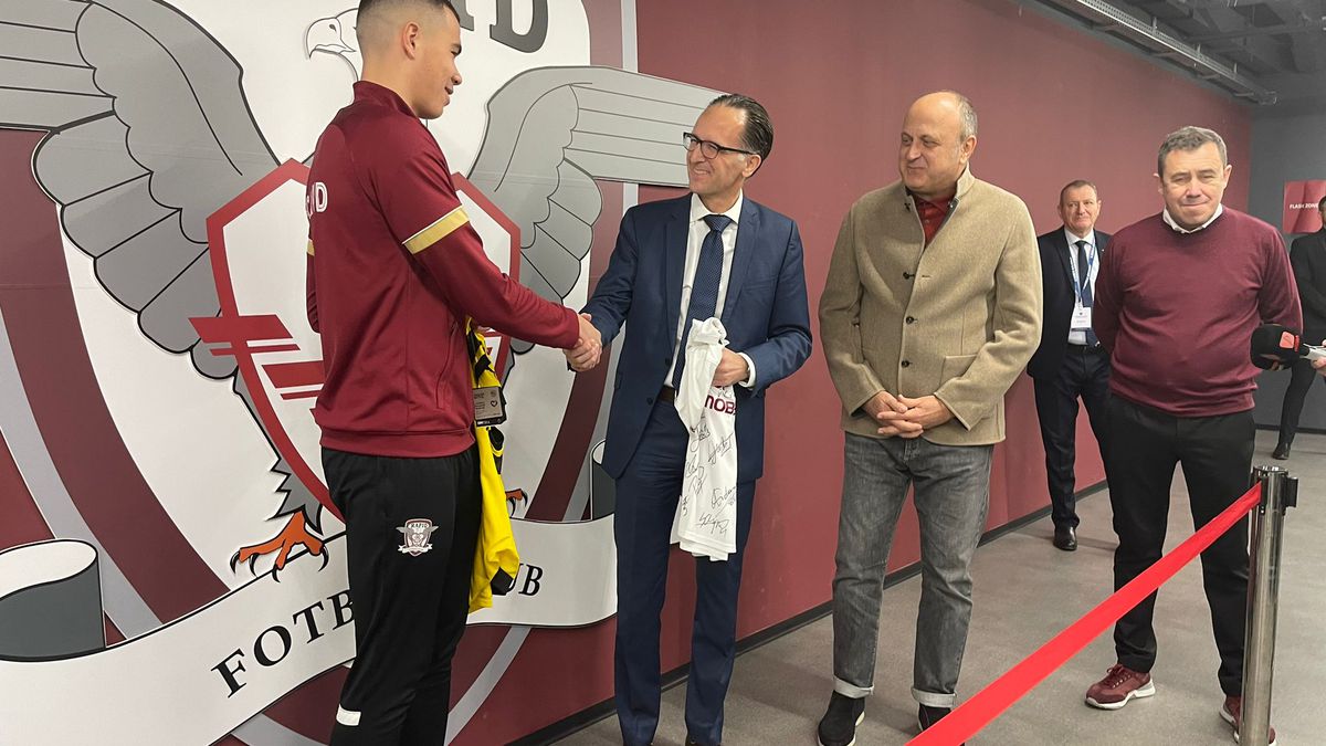 Moment special în Giulești » Un fotbalist al Rapidului a primit tricoul lui Moukoko, de la Dortmund, pe care-l ratase la turneul de anul trecut