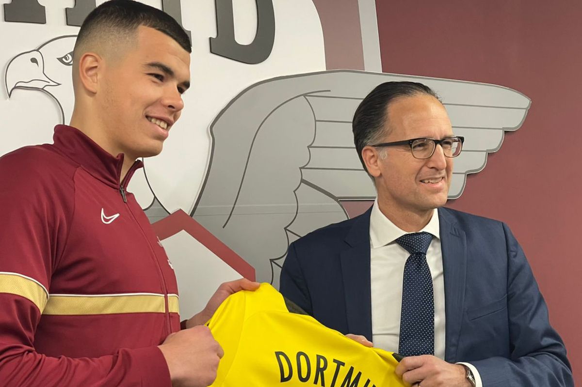 Moment special în Giulești » Un fotbalist al Rapidului a primit tricoul lui Moukoko, de la Dortmund, pe care-l ratase la turneul de anul trecut