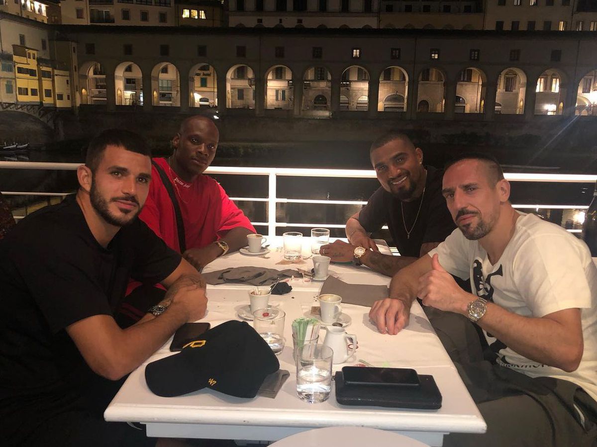 O româncă a încercat să escrocheze un fotbalist la Paris cu aproape un milion de euro în bancnote false. A fost arestată!