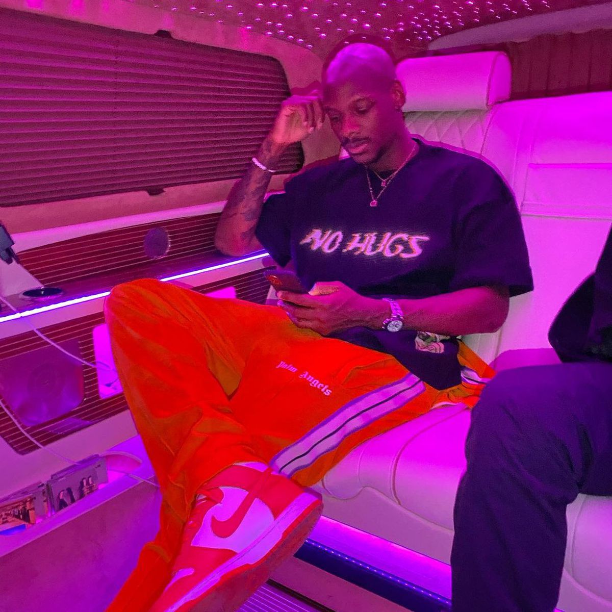 O româncă a încercat să escrocheze un fotbalist la Paris cu aproape un milion de euro în bancnote false. A fost arestată!