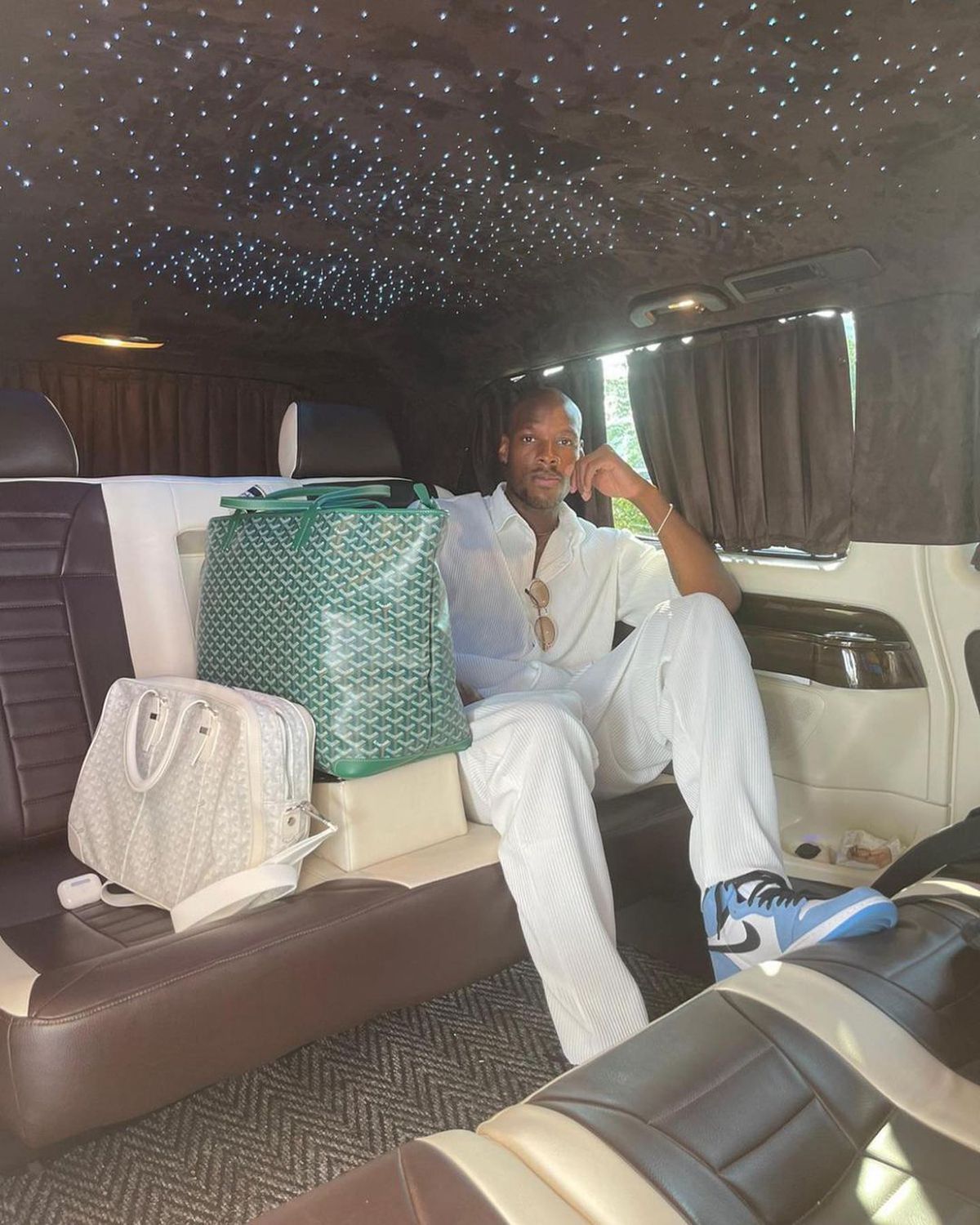 O româncă a încercat să escrocheze un fotbalist la Paris cu aproape un milion de euro în bancnote false. A fost arestată!