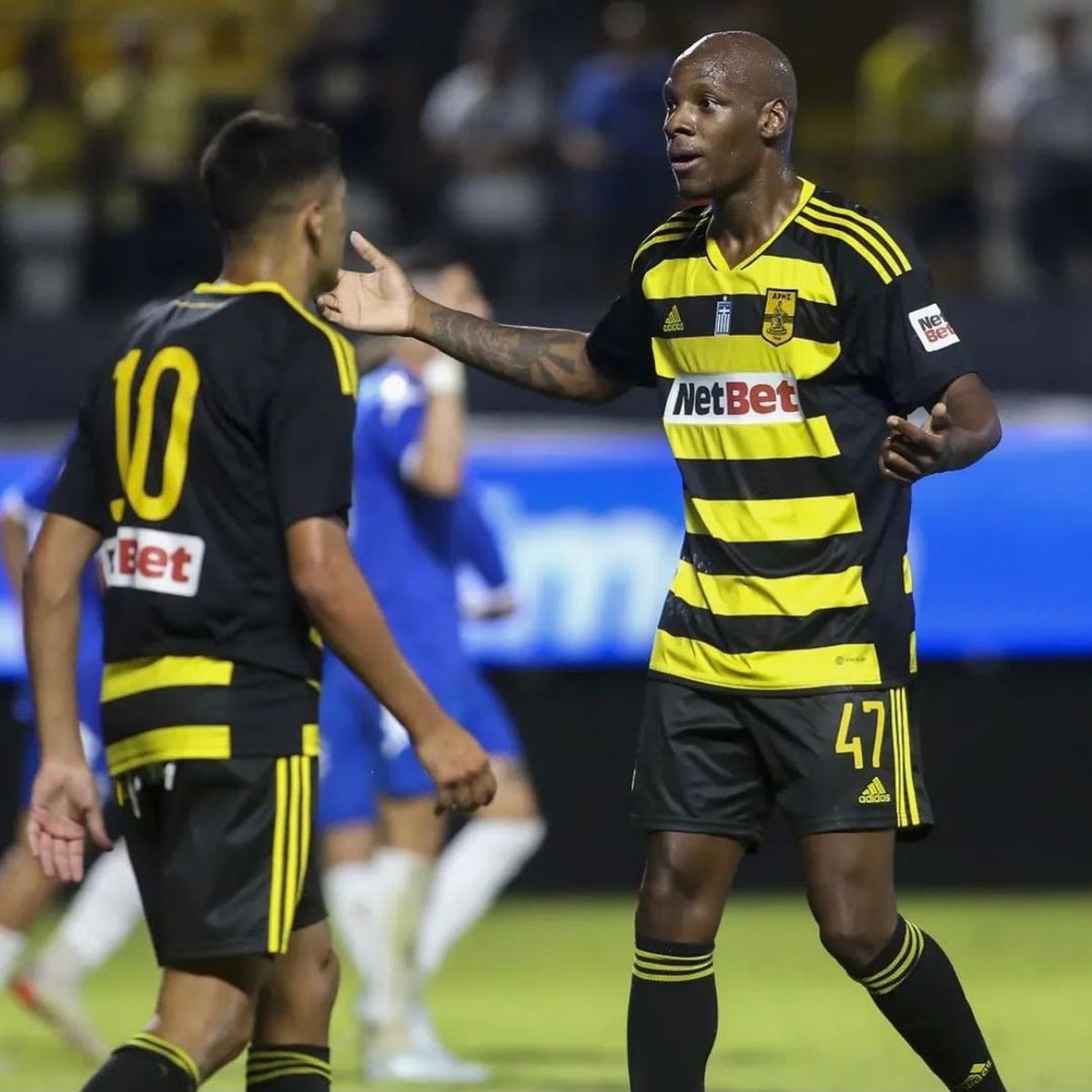 O româncă a încercat să escrocheze un fotbalist la Paris cu aproape un milion de euro în bancnote false. A fost arestată!