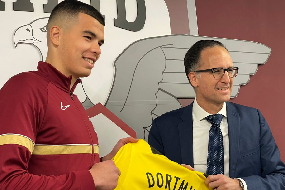 Moment special în Giulești » Un fotbalist al Rapidului a primit tricoul lui Moukoko, de la Dortmund, pe care-l ratase la turneul de anul trecut