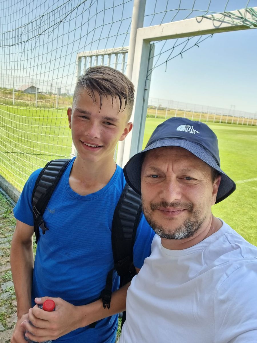 Alexandru Șiman, alături de scouterul Bogdan Costicea Fiul unui fost patron controversat din Liga 1 e număr 10 la AC Milan U18: „Superfotbalist, o raritate! L-a vrut și Barcelona”