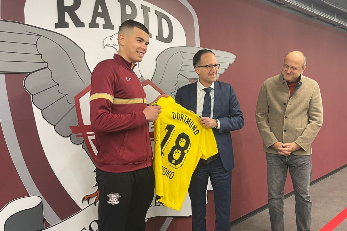 Moment special în Giulești » Un fotbalist al Rapidului a primit tricoul lui Moukoko, de la Dortmund, pe care-l ratase la turneul de anul trecut