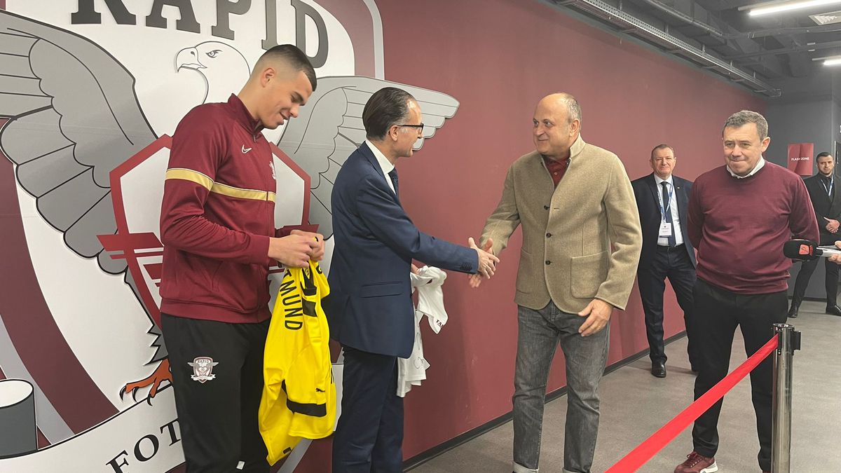 Moment special în Giulești » Un fotbalist al Rapidului a primit tricoul lui Moukoko, de la Dortmund, pe care-l ratase la turneul de anul trecut