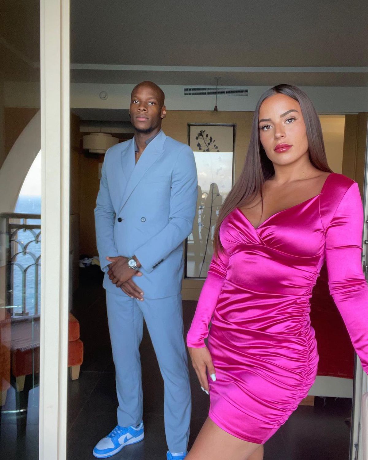 O româncă a încercat să escrocheze un fotbalist la Paris cu aproape un milion de euro în bancnote false. A fost arestată!