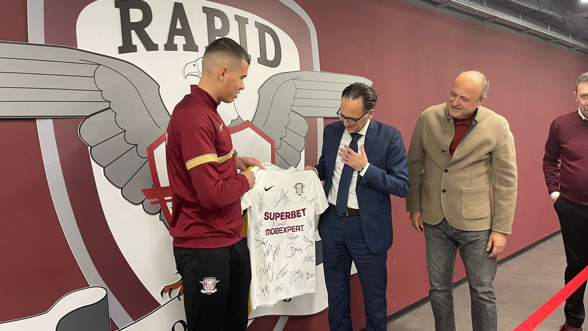 Moment special în Giulești » Un fotbalist al Rapidului a primit tricoul lui Moukoko, de la Dortmund, pe care-l ratase la turneul de anul trecut