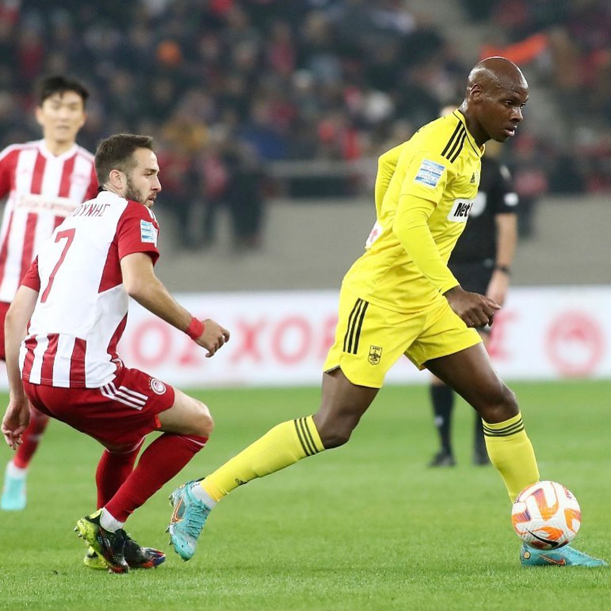 O româncă a încercat să escrocheze un fotbalist la Paris cu aproape un milion de euro în bancnote false. A fost arestată!