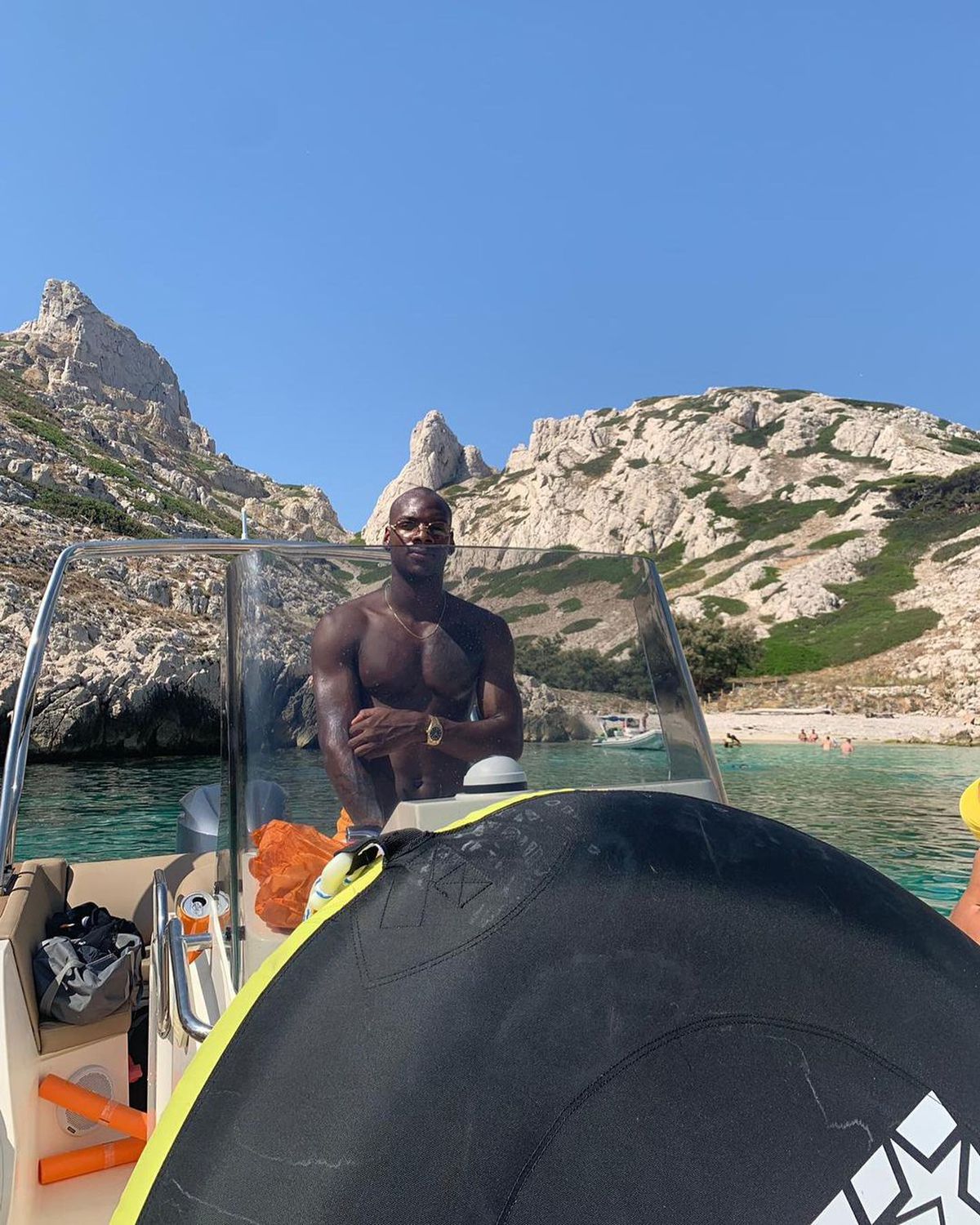 O româncă a încercat să escrocheze un fotbalist la Paris cu aproape un milion de euro în bancnote false. A fost arestată!