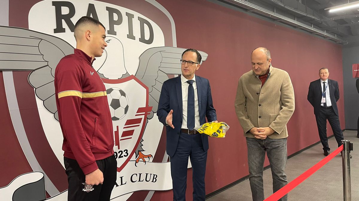 Moment special în Giulești » Un fotbalist al Rapidului a primit tricoul lui Moukoko, de la Dortmund, pe care-l ratase la turneul de anul trecut