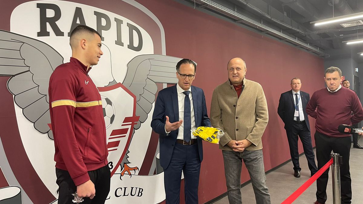 Moment special în Giulești » Un fotbalist al Rapidului a primit tricoul lui Moukoko, de la Dortmund, pe care-l ratase la turneul de anul trecut