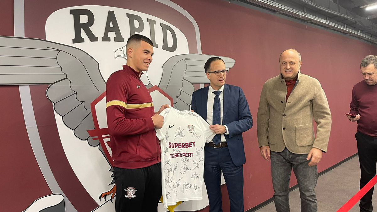 Moment special în Giulești » Un fotbalist al Rapidului a primit tricoul lui Moukoko, de la Dortmund, pe care-l ratase la turneul de anul trecut