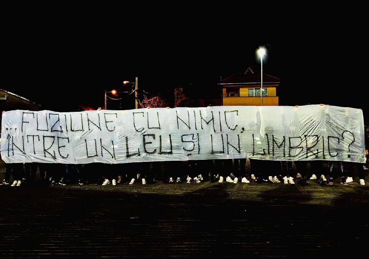 Joi noapte, la Sibiu » Ultrașii rivalei, mesaj de lângă autocarul lui FCU Craiova: „Gândul fuziunii, eternul vostru joc”
