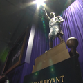 Los Angeles Lakers a decis să îl onoreze pe Kobe Bryant, decedat în 2020 la vârsta de 41 de ani, cu o statuie de bronz de aproape șase metri înălțime. Vanessa Bryant, soția acestuia, a fost prezentă la eveniment.