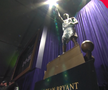 Los Angeles Lakers a decis să îl onoreze pe Kobe Bryant, decedat în 2020 la vârsta de 41 de ani, cu o statuie de bronz de aproape șase metri înălțime. Vanessa Bryant, soția acestuia, a fost prezentă la eveniment.
