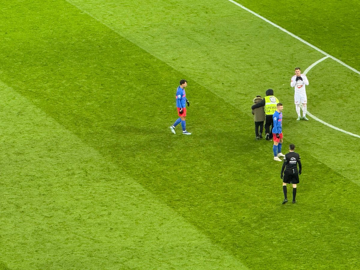 Nu s-a văzut la TV în FCSB - Sepsi 3-0 » Stewardul „l-a azvârlit” peste reclame
