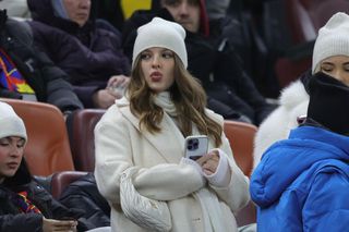 „Albă ca zăpada” a venit la FCSB - Sepsi să-și susțină iubitul fotbalist » Gest special surprins în minutul 8