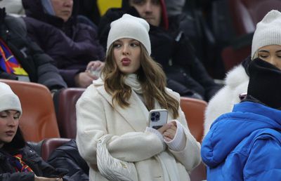 „Albă ca zăpada” a venit la FCSB - Sepsi să-și susțină iubitul fotbalist » Gest special surprins în minutul 8