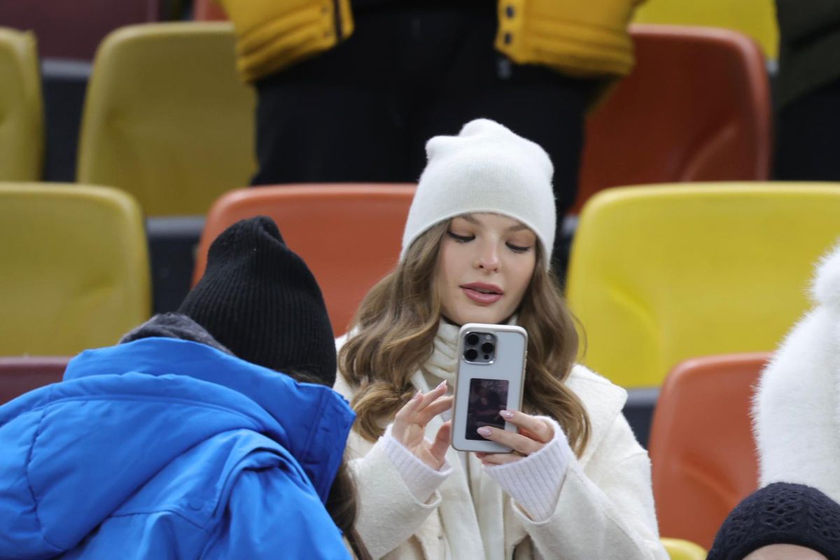 „Albă ca zăpada” a venit la FCSB - Sepsi să-și susțină iubitul fotbalist » Gest special surprins în minutul 8