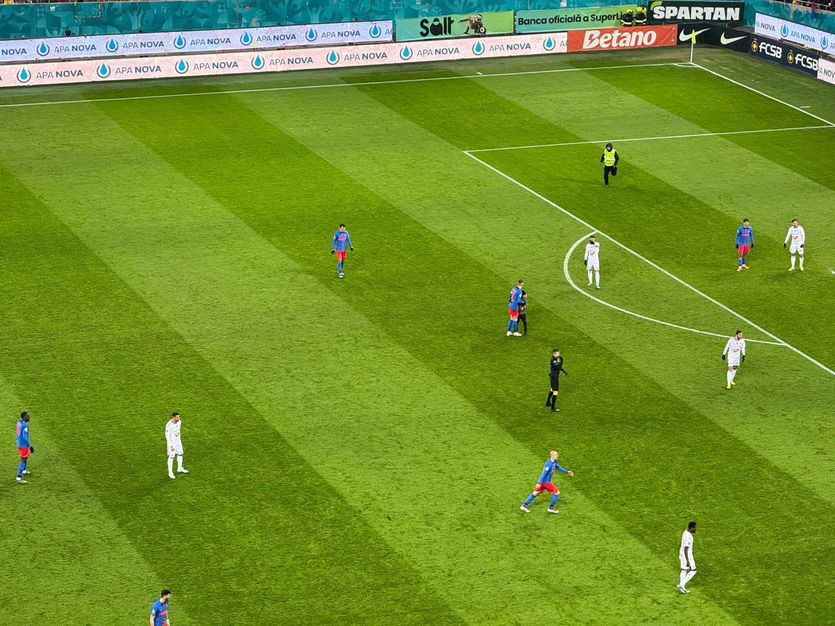 Nu s-a văzut la TV în FCSB - Sepsi 3-0 » Stewardul „l-a azvârlit” peste reclame