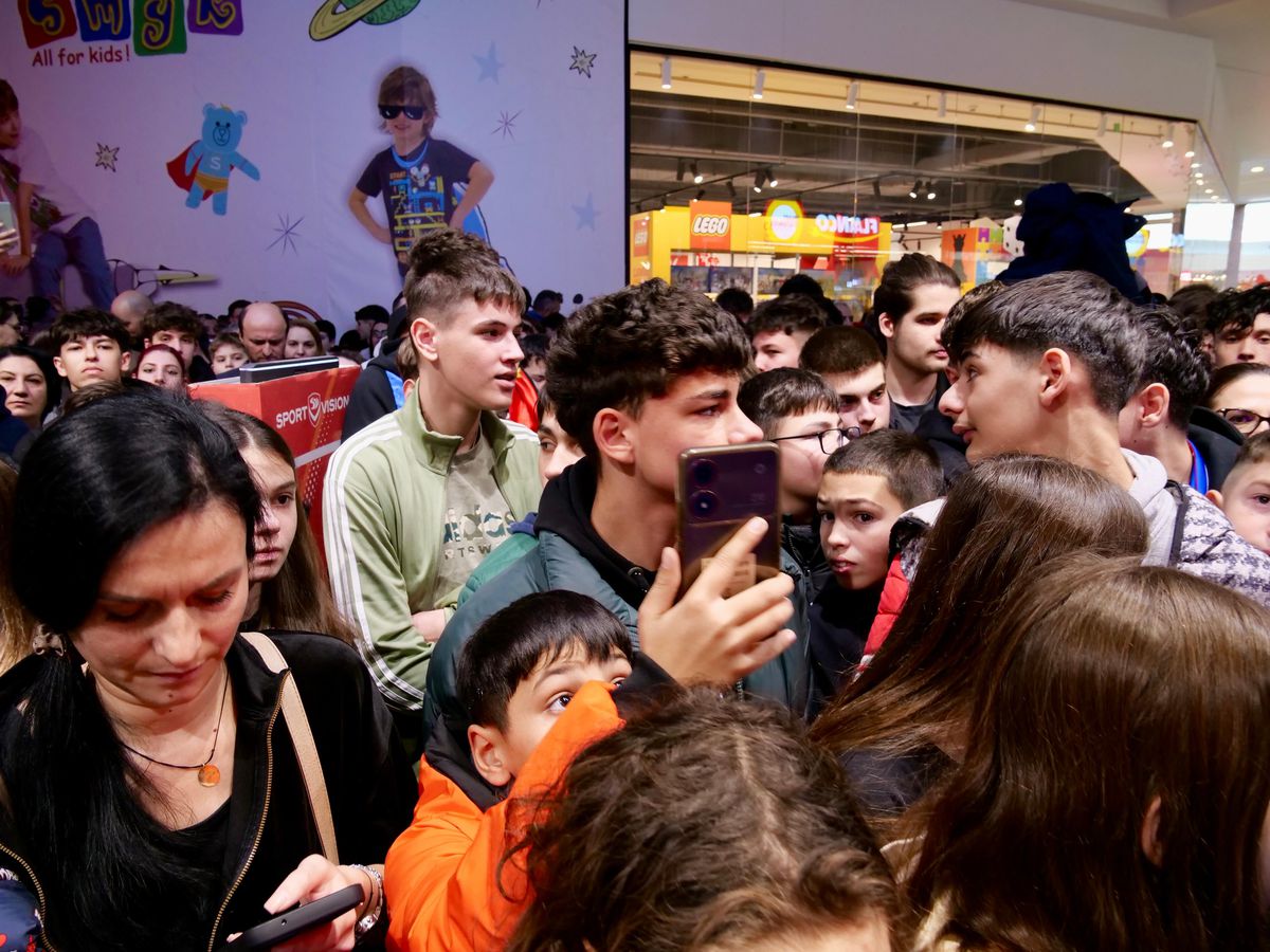 Cum arată piciorul lui Tavi Popescu » Extrema de la FCSB a creat isterie printre fanii care au venit pentru poze