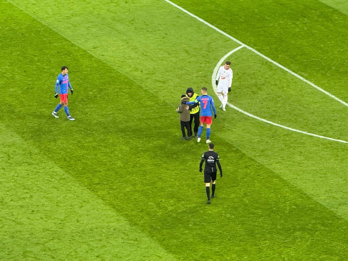 Nu s-a văzut la TV în FCSB - Sepsi 3-0 » Stewardul „l-a azvârlit” peste reclame