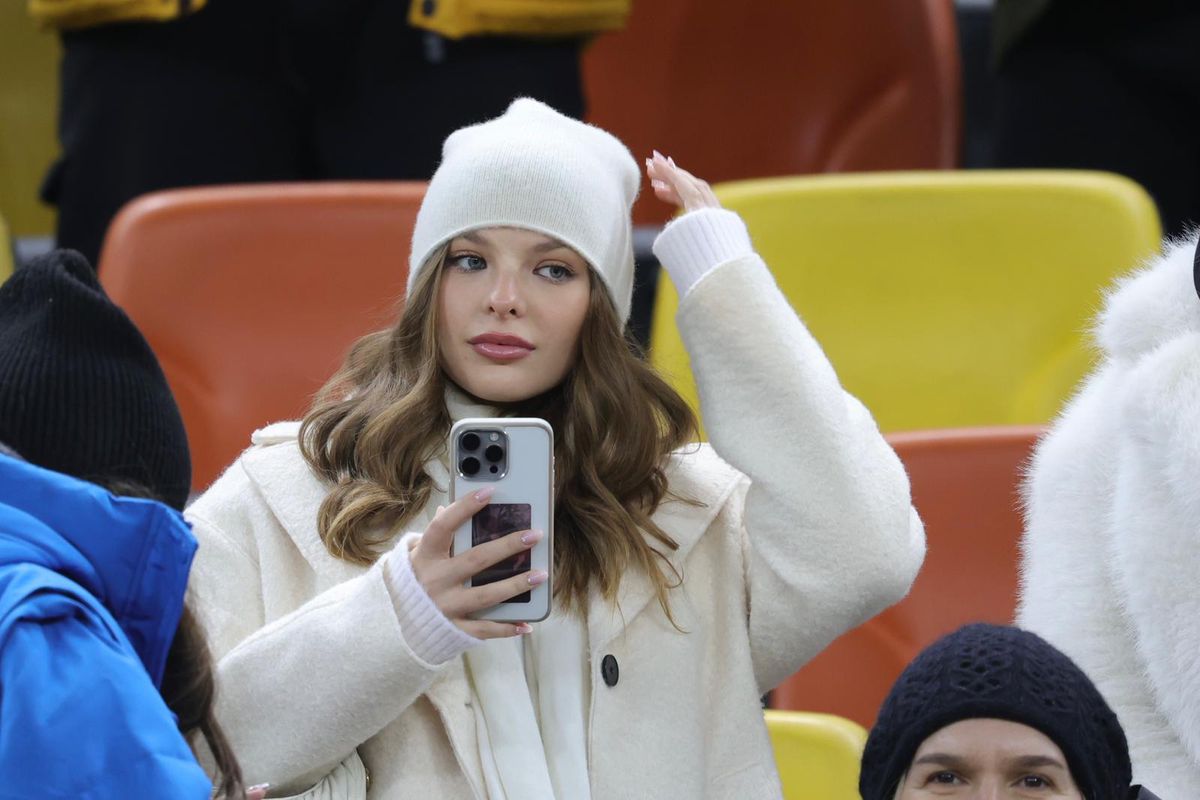 „Albă ca zăpada” a venit la FCSB - Sepsi să-și susțină iubitul fotbalist » Gest special surprins în minutul 8