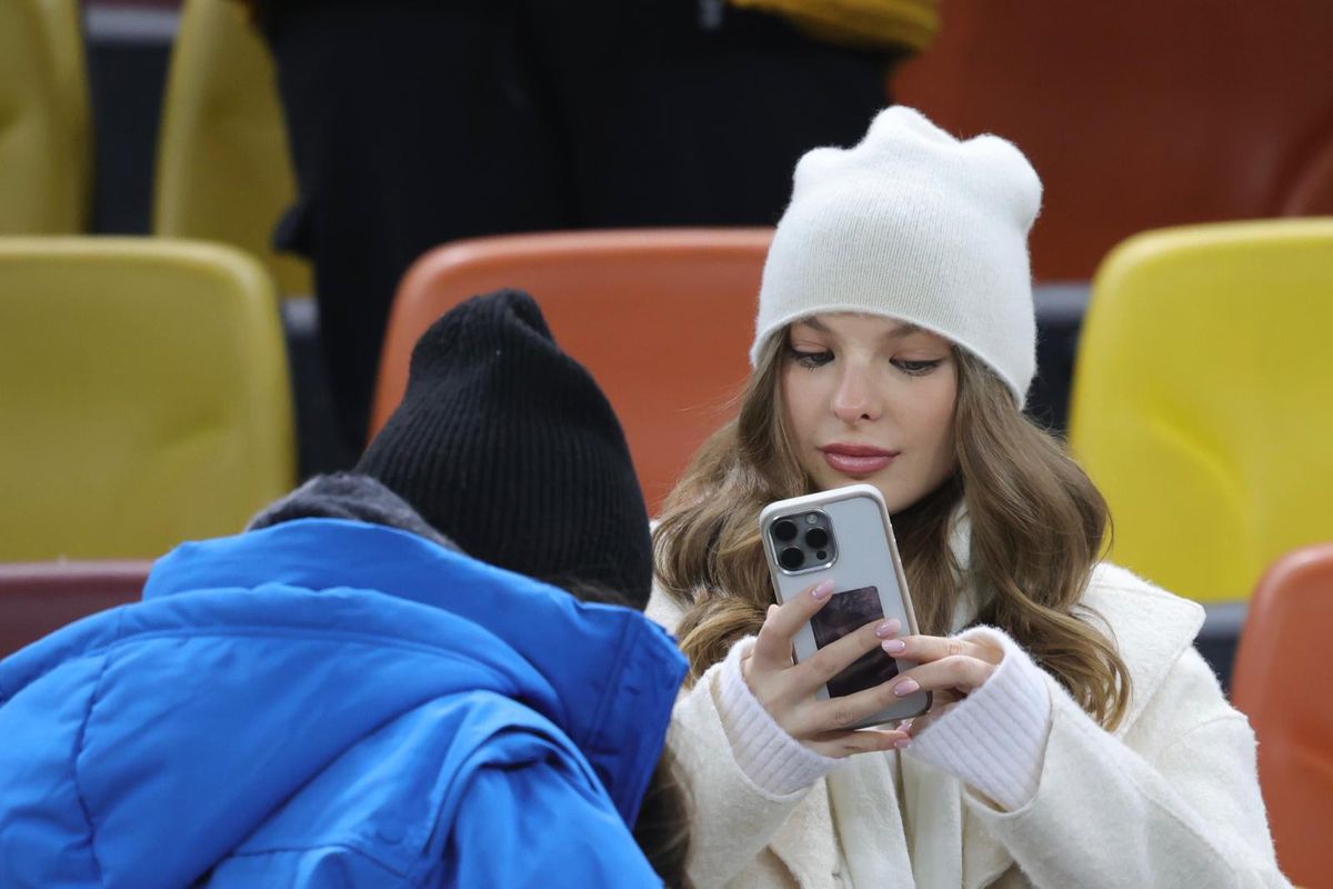 „Albă ca zăpada” a venit la FCSB - Sepsi să-și susțină iubitul fotbalist » Gest special surprins în minutul 8