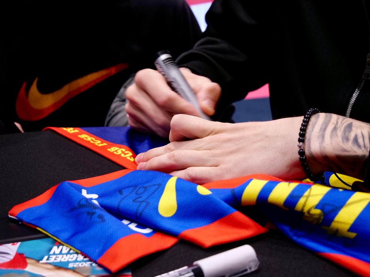 Cum arată piciorul lui Tavi Popescu » Extrema de la FCSB a creat isterie printre fanii care au venit pentru poze