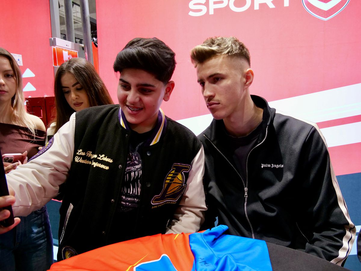 Cum arată piciorul lui Tavi Popescu » Extrema de la FCSB a creat isterie printre fanii care au venit pentru poze