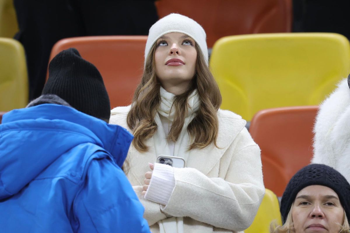 „Albă ca zăpada” a venit la FCSB - Sepsi să-și susțină iubitul fotbalist » Gest special surprins în minutul 8