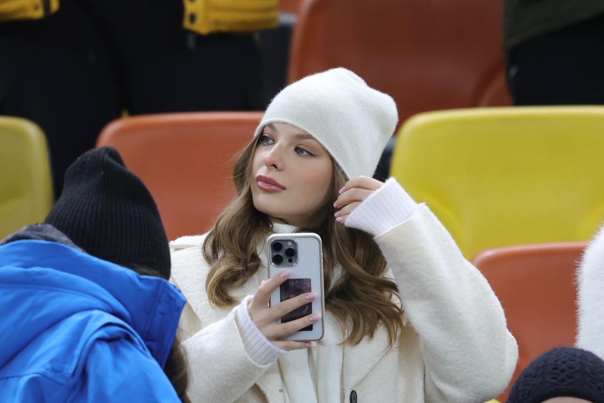 „Albă ca zăpada” a venit la FCSB - Sepsi să-și susțină iubitul fotbalist » Gest special surprins în minutul 8