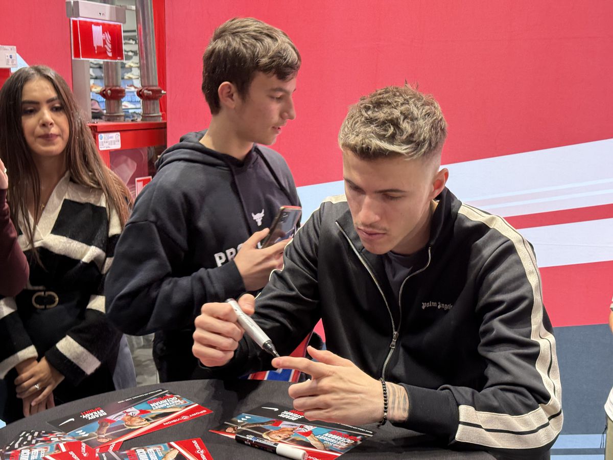 Cum arată piciorul lui Tavi Popescu » Extrema de la FCSB a creat isterie printre fanii care au venit pentru poze