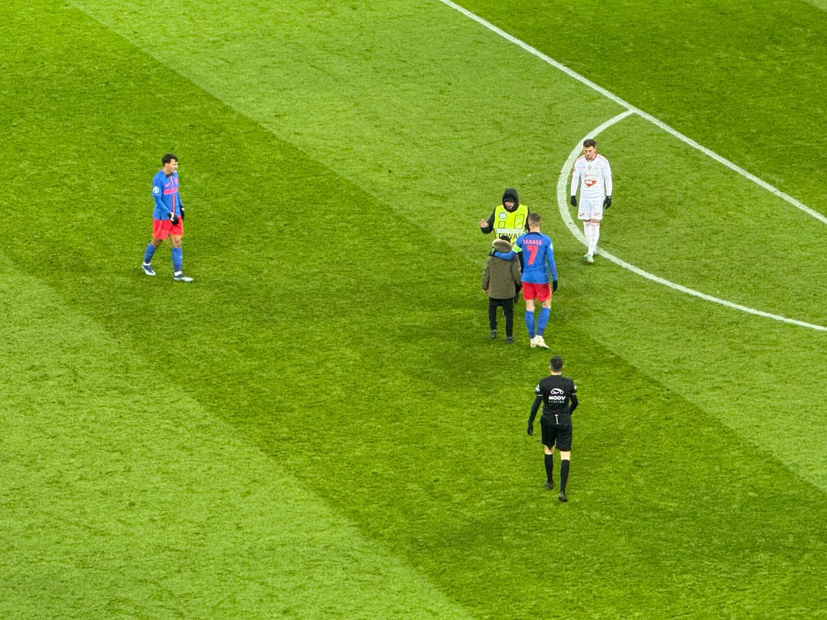 Nu s-a văzut la TV în FCSB - Sepsi 3-0 » Stewardul „l-a azvârlit” peste reclame