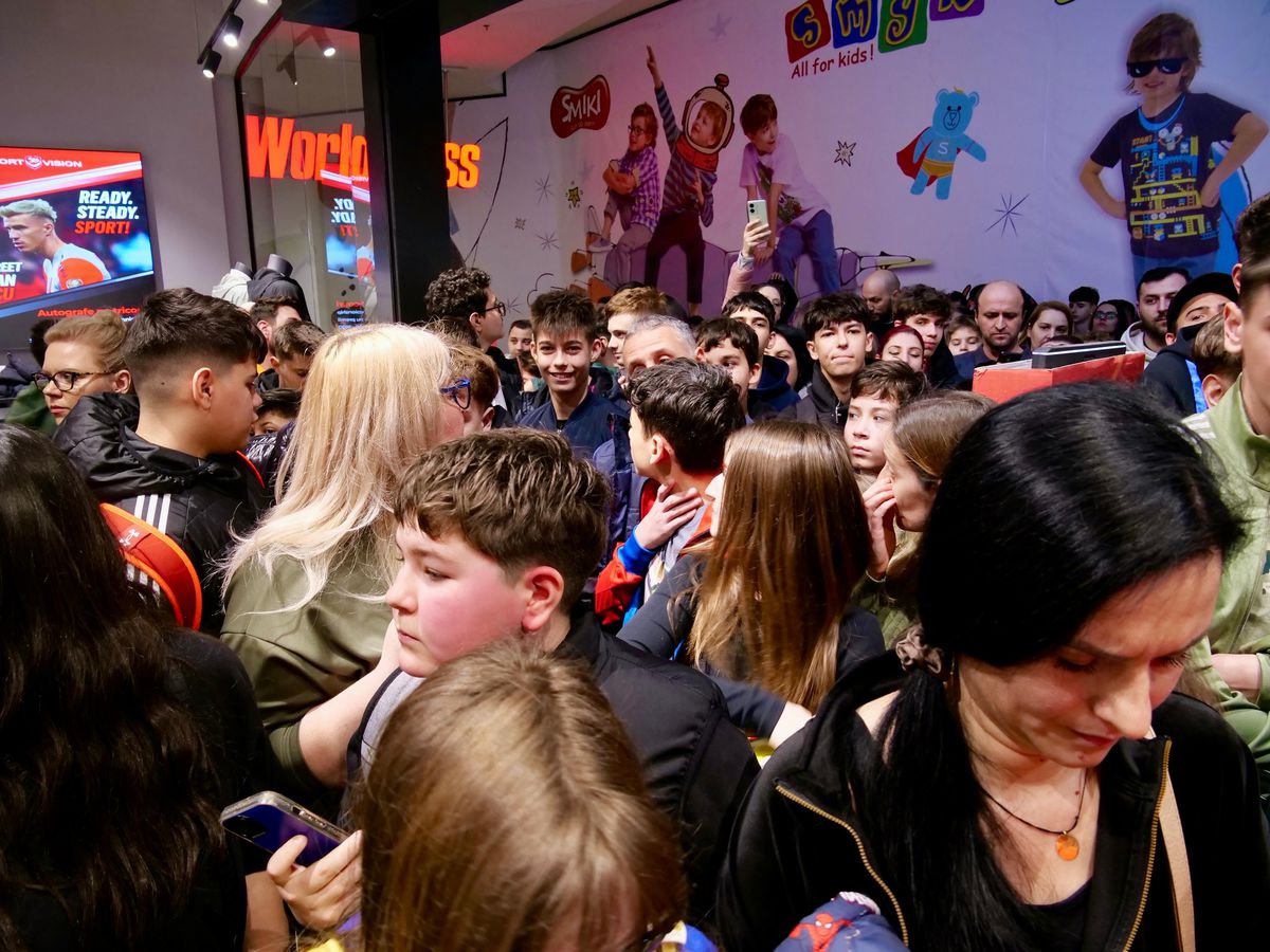 Cum arată piciorul lui Tavi Popescu » Extrema de la FCSB a creat isterie printre fanii care au venit pentru poze