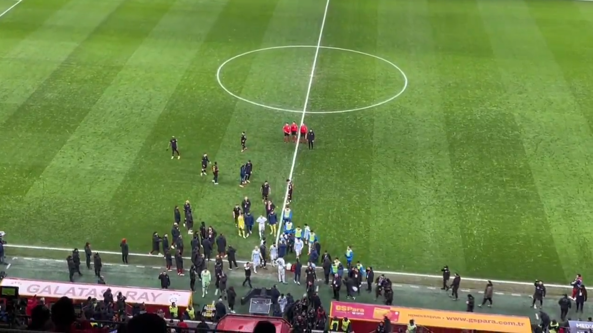 Haos în Turcia! Meciul lui Galatasaray, ABANDONAT după o decizie scandaloasă » Adversarii au ieșit de pe teren