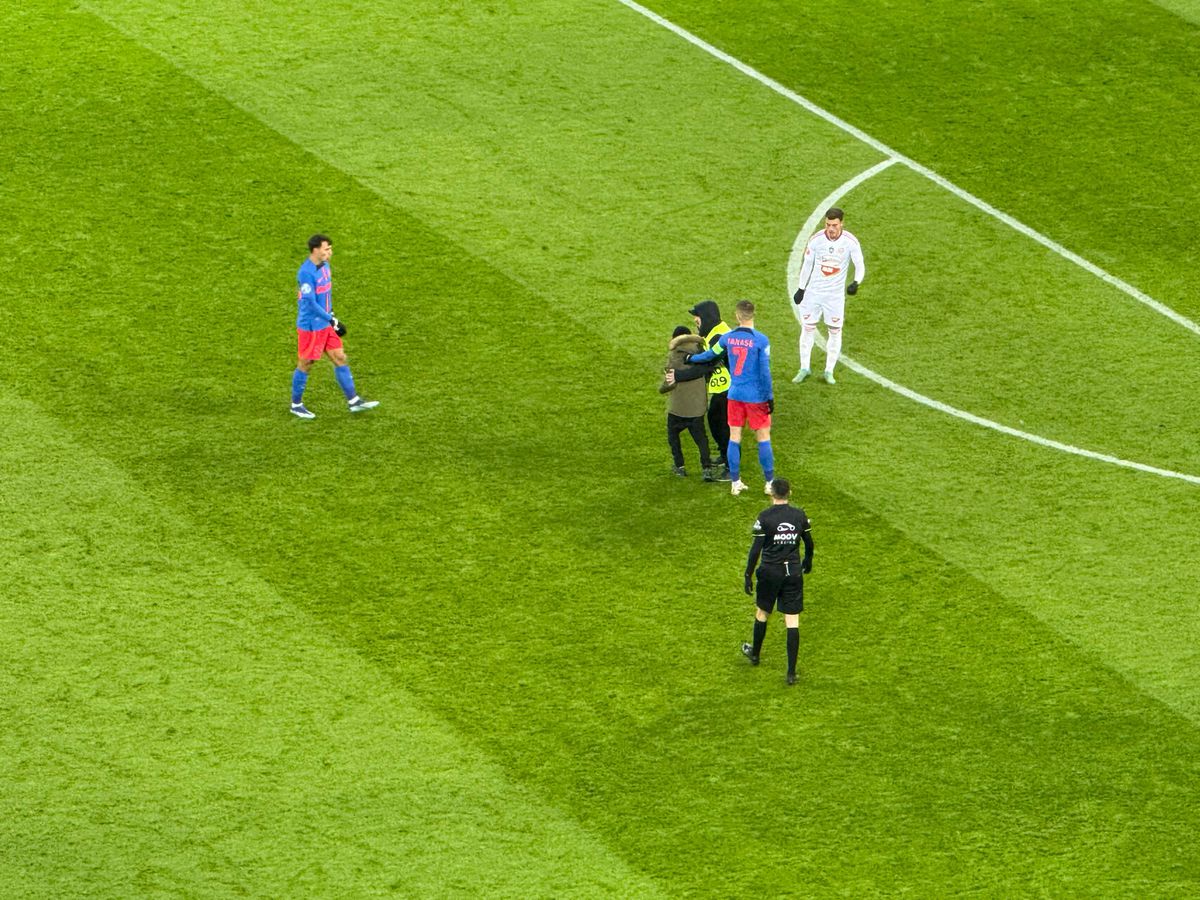 Nu s-a văzut la TV în FCSB - Sepsi 3-0 » Stewardul „l-a azvârlit” peste reclame