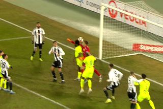 HALUCINANT ce s-a petrecut în U Cluj - Poli Iași! Echipa lui Sabău a avut două goluri avans în minutul 89 și a ratat victoria! Intervenție decisivă a lui Hațegan