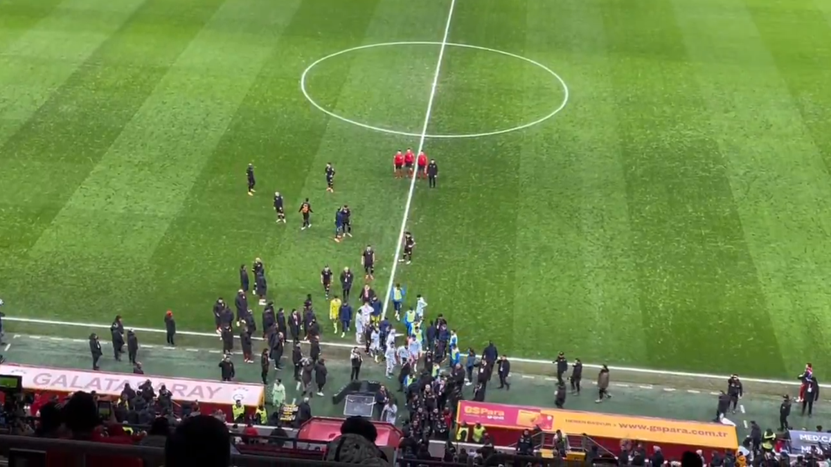 Haos în Turcia! Meciul lui Galatasaray, ABANDONAT după o decizie scandaloasă » Adversarii au ieșit de pe teren