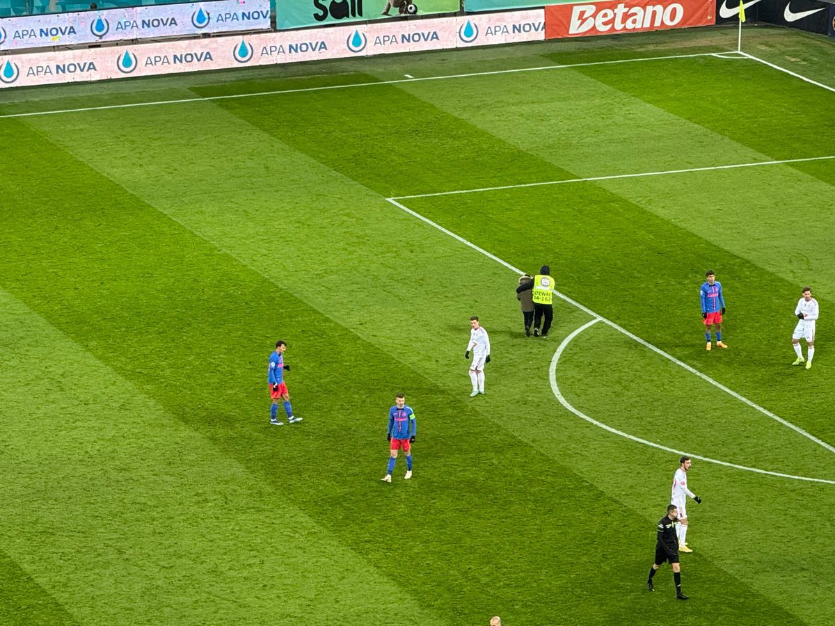 Nu s-a văzut la TV în FCSB - Sepsi 3-0 » Stewardul „l-a azvârlit” peste reclame
