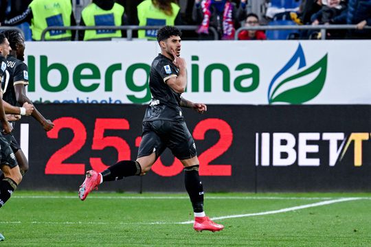 Florinel Coman, după ce a marcat în Cagliari - Parma. FOTO: Imago