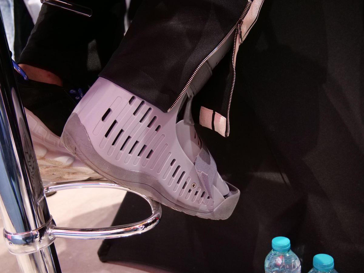 Cum arată piciorul lui Tavi Popescu » Extrema de la FCSB a creat isterie printre fanii care au venit pentru poze