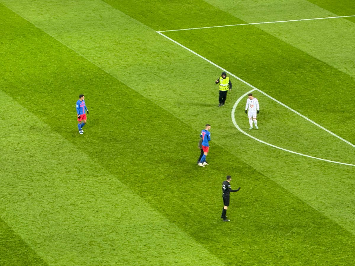 Nu s-a văzut la TV în FCSB - Sepsi 3-0 » Stewardul „l-a azvârlit” peste reclame
