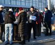 În fața Sălii Polivalente din București se adunau semnături pentru candidatura lui Nicușor Dan la președinție FOTO Cristi Preda