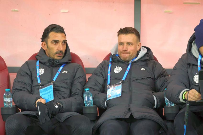 Elias Charalambous și Mihai Pintilii, pe banca lui FCSB. Foto: Ionuț Iordache (GSP)
